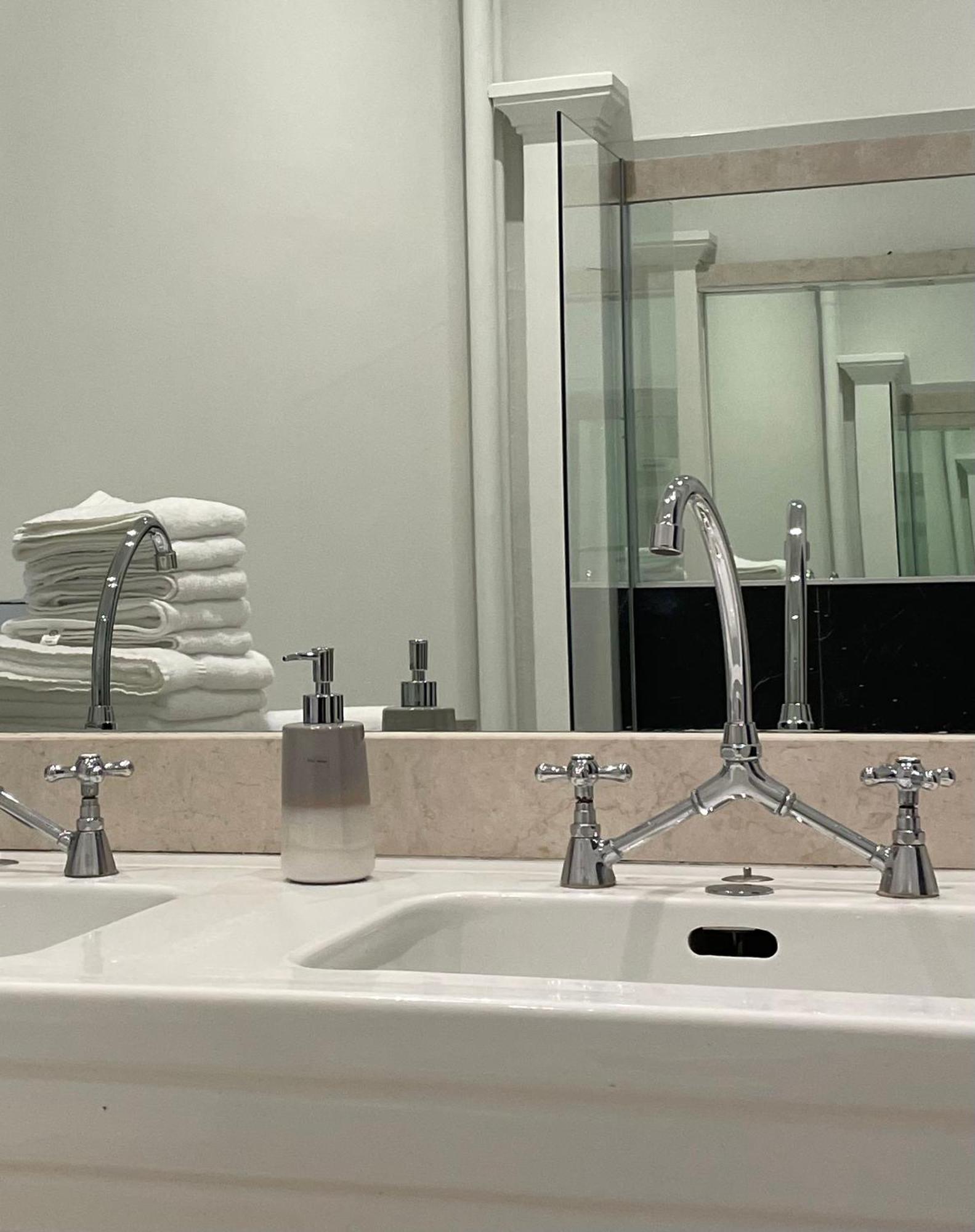 Grand Appartement D'Exception Au Chateau Randin Ecully Exterior photo